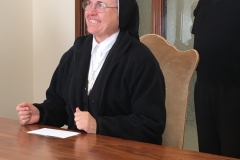 Mère Maria dos Anjos, derrière elle était Msgr. Robert Sarno.