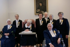 70e_Sœurs Réjeanne Jalbert, Marie-Reine Pinard, Gertrude Méthot, Jeanne Houle, Jeannette Breton, Thérèse Desrosiers, Jeanne d'Arc Gauthier, Françoise Ranger (en avant).