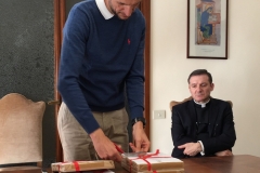 Mgr Gianpaolo Rizzotti regarde M. Frederico Favero en ouvrant les Actes.